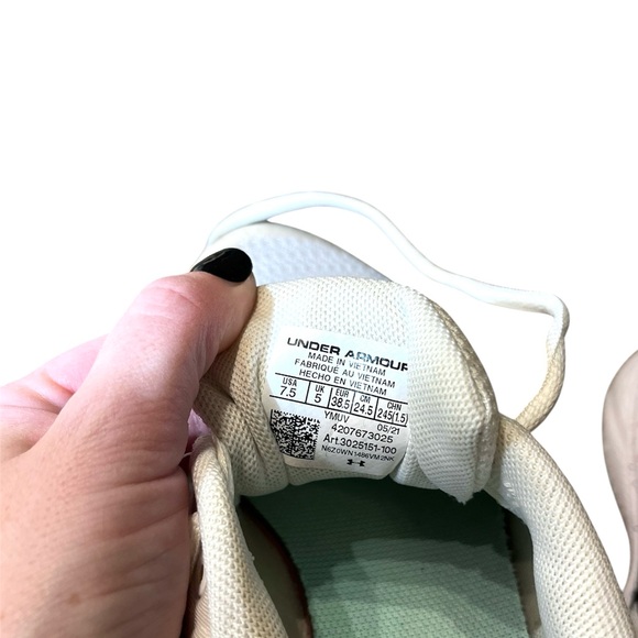 Women’s Under Armour charged escape 3 sneakers - Picture 7 of 8
